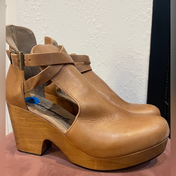 Free People Shoes - Free People Cedar Leather Buckle Platform Clogs
Tan New Without Box SZ 10